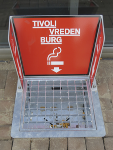 908136 Afbeelding van een nieuwe peukenbak in het plaveisel voor het muziekgebouw TivoliVredenburg (Vredenburgkade 11) ...